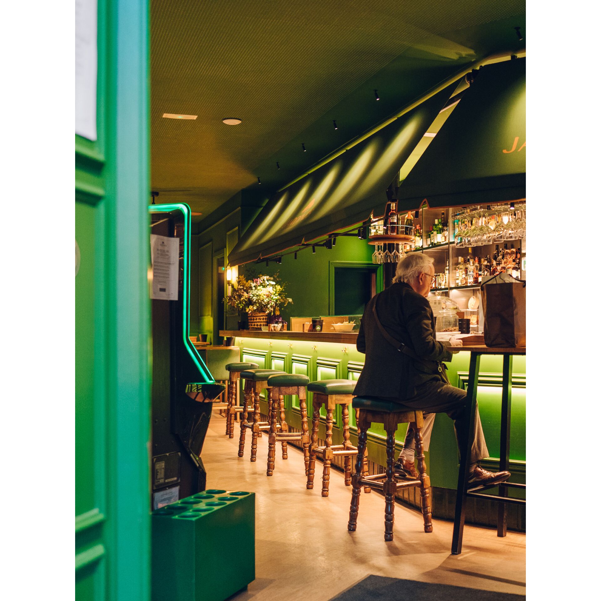 bar, pub, grünes interieur, hocker, theke