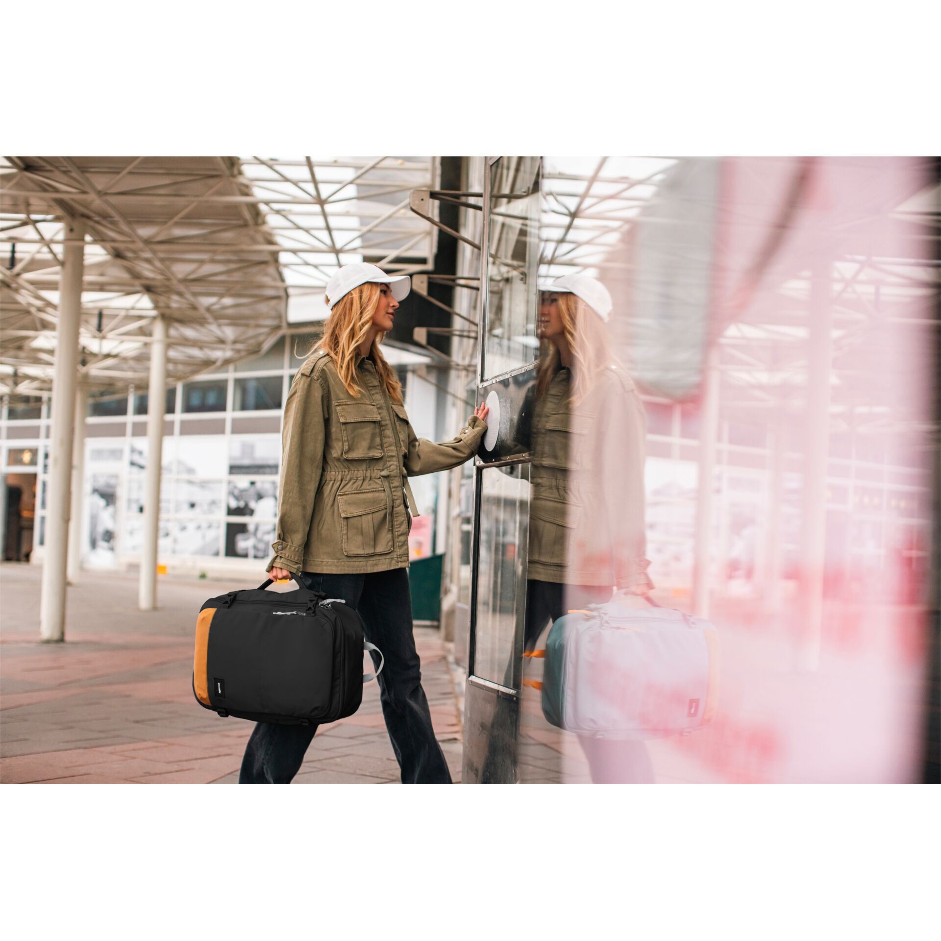 Mantel, Gepäck, Hand, Person, Frau