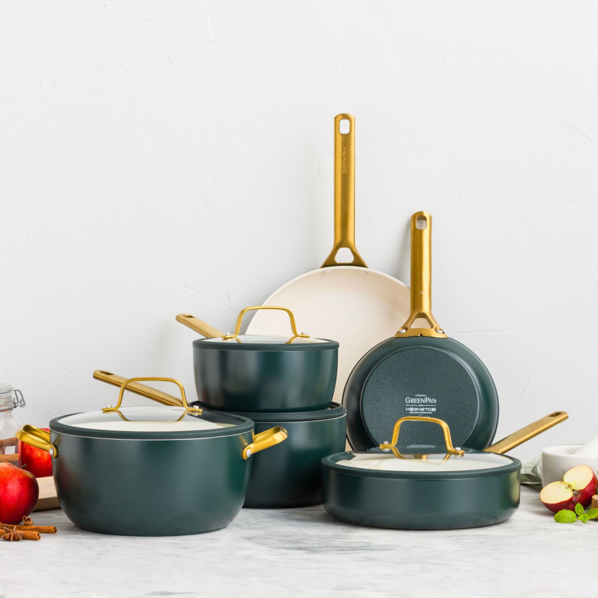 Töpfe, Kochgeschirr, Pfannen, Grün, Goldene Griffe