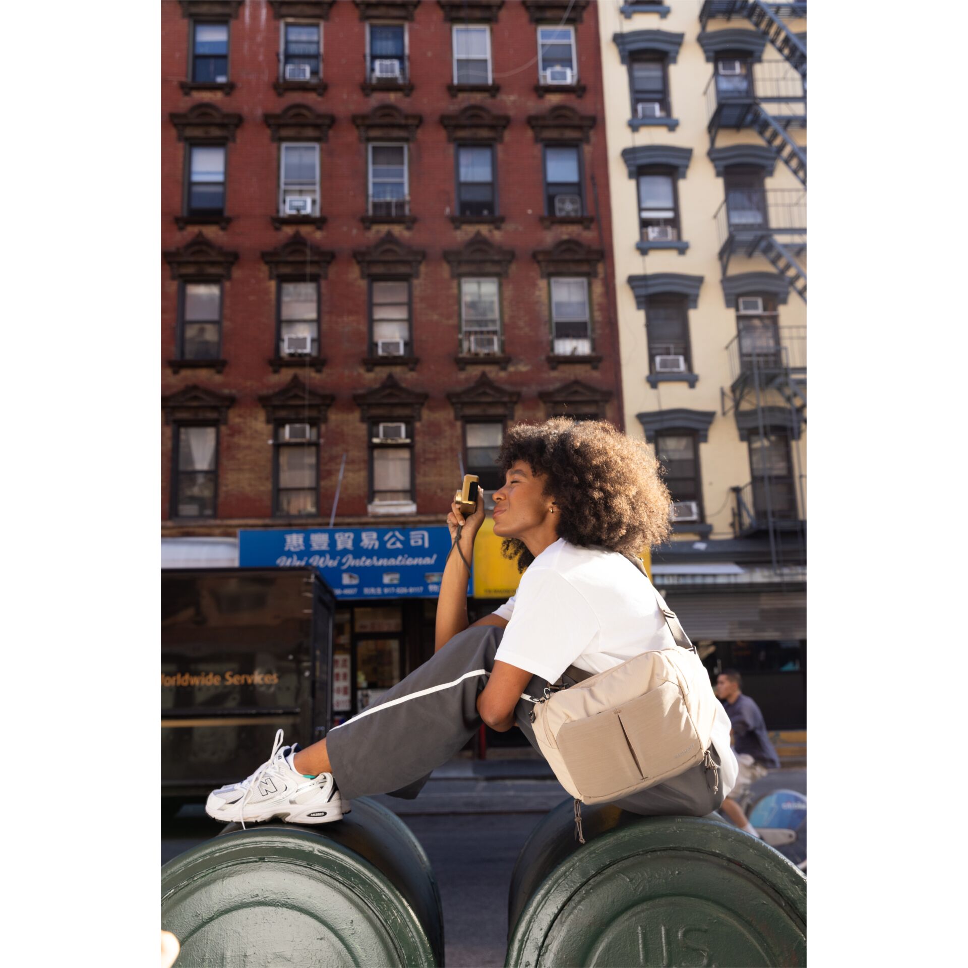 frau, sitzen, telefon, rucksack, städtisch