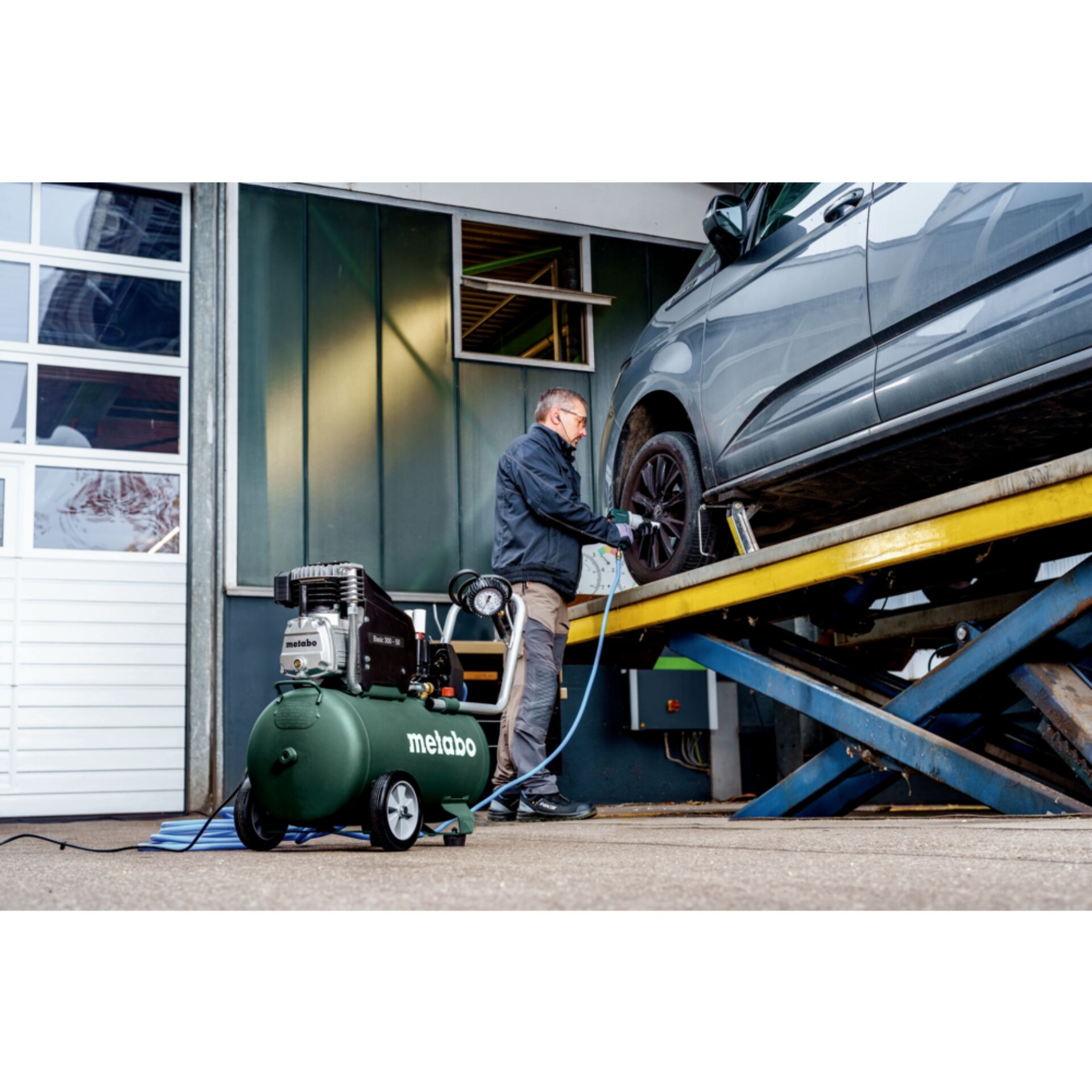 Reifenwechsel, Autowerkstatt, Druckluftkompressor, Hochlift, Autoaufzug
